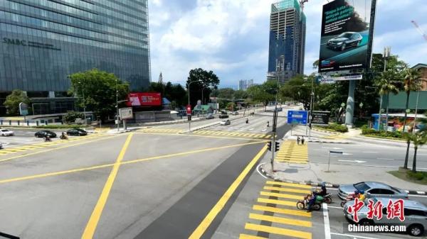 资料图：当地时间5月9日，吉隆坡街头车流人流稀疏。<a target='_blank' href='http://www.chinanews.com/'>中新社</a>记者 陈悦 摄