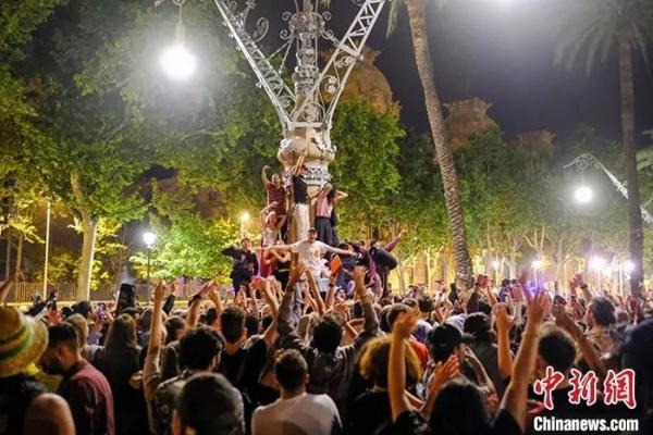 资料图：当地时间5月10日，西班牙巴塞罗那民众聚集在大街上狂欢庆祝“重获自由”。